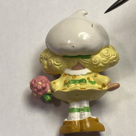 Vintage 1981 Strawberry Shortcake Lemon Meringue w/ Flowers Mini PVC Figure - Picture 2 of 11